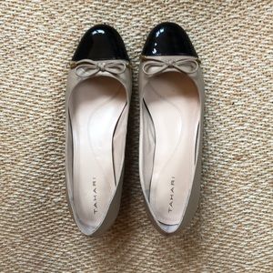 Tahari women’s ballet shoe with bow and small heel